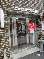 通り沿いに入り口がございます