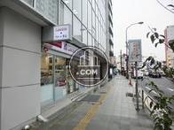 １階にはコンビニエンスストアが入居してます