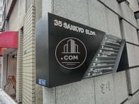 デザイン性の高い案内板です。