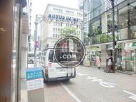 玄関前の通り