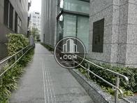 裏手の公開空地へとつながります
