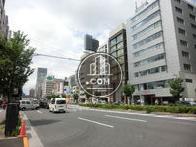 青山通り沿いに立地するビルです