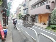 玄関前の歩道