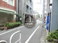 玄関前の通り