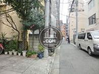 外苑東通りから入った立地