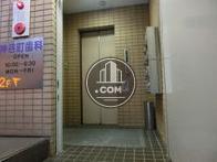 柔らかな色で統一されたエレベーターホール