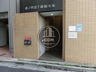 コンパクトな建物入り口です