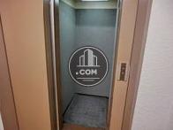 エレベーター内です