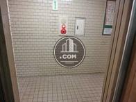 エレベーター内から見たエントランスです