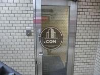 扉は手動です