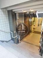 半地下の様なエントランス、珍しいですね