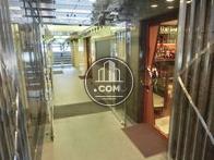 右側のお洒落な扉は店舗への入口です