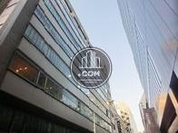 向かいの建物もなかなかの存在感です
