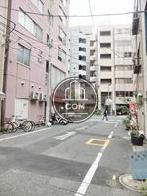 隣接する側道奥からのアングル