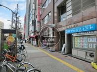 建物前の歩道