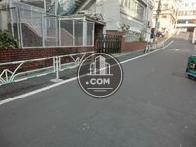 正面入口付近から見た周辺です