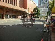 正面入口から見た周辺です