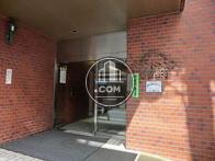 正面エントランスは裏手にあります