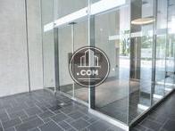 透き通ったガラスで囲われた正面玄関