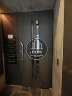 玄関はオートロックになっております