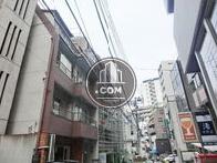 周辺は低層の建物が立ち並びます