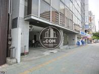 オフィスビル街に建ちます