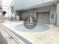 背面の機械式駐車場