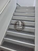 段差にマットが敷かれた階段