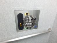 低い位置にあるエレベーター操作面