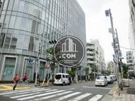 隣接する側道通り沿い