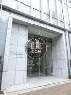 スタイリッシュな造りの玄関口前