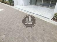 歩道とフラットな床面で連結