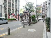 街路樹が点在する前面歩道