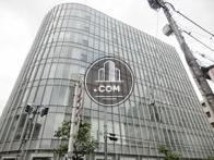 建物全体がガラス張りで設計された綺麗なビル