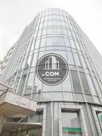 短冊状のガラスで組まれた丸い壁面