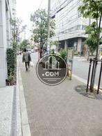 玄関前の舗装された歩道