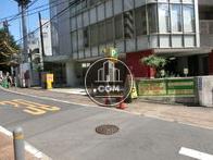 玄関の横に駐車場があります