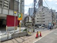 この通りを行くと明治通りに付きます