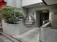 ビル裏手の出入り口