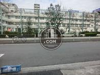 ビル向いは小学校