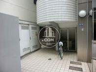 正面玄関脇にスペースあります