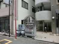 正面玄関脇です