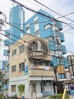 青い建物の方になります