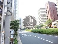 通りの向い側より撮影