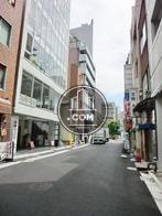 行き交う人の多い通り