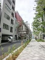 街路樹のある背面通り
