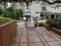 建物入り口から見た外の様子です