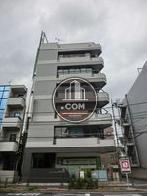 向かい側からの外観