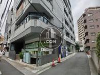 角地に建っているビルです