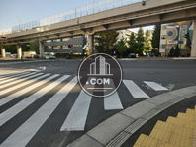交差点の角地にあります